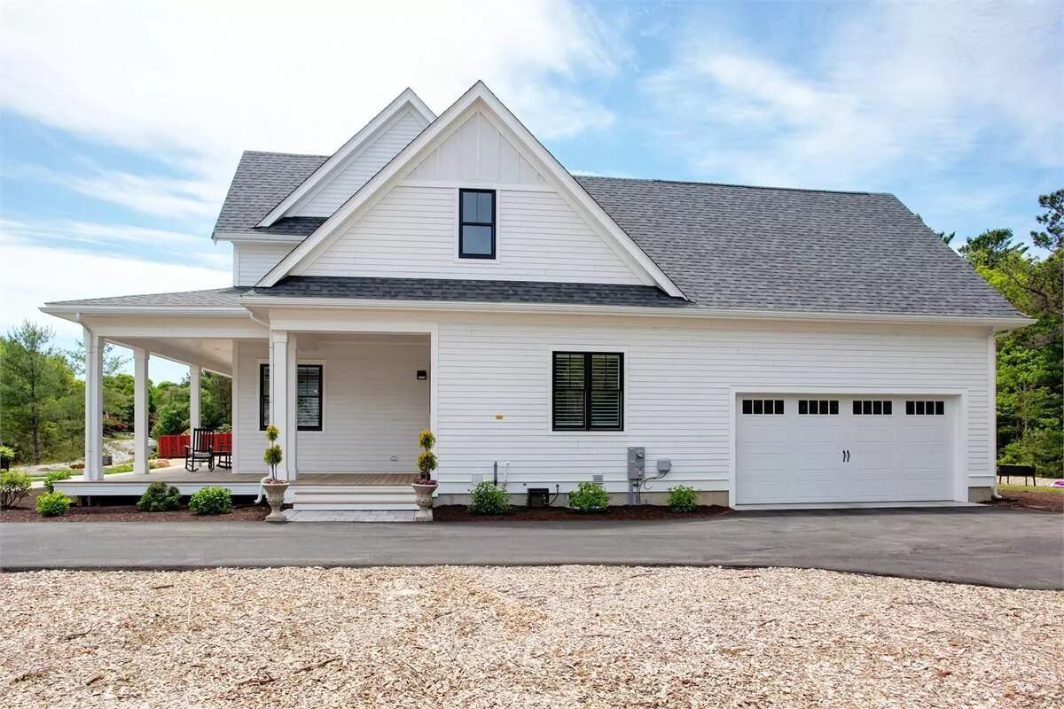 Exploring the Clean Lines and Contrasting Elements of This Modern Farmhouse