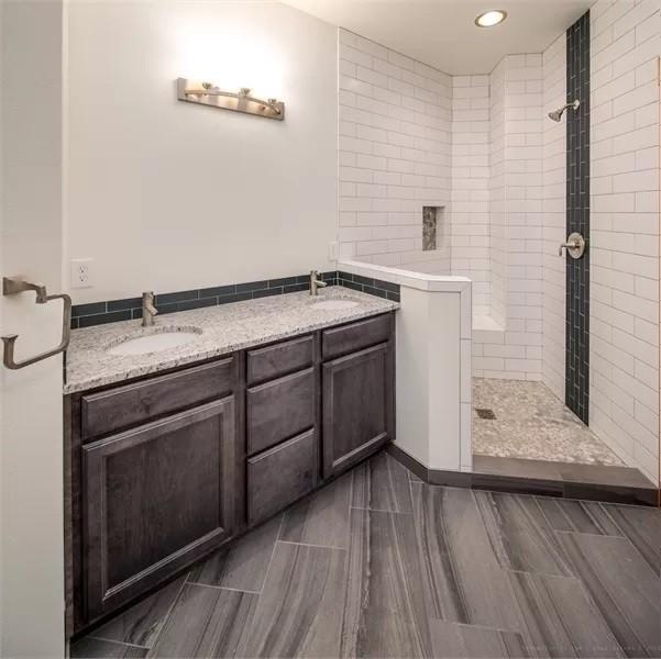 Check Out the Contrasting Tile Details in This Modern Bathroom