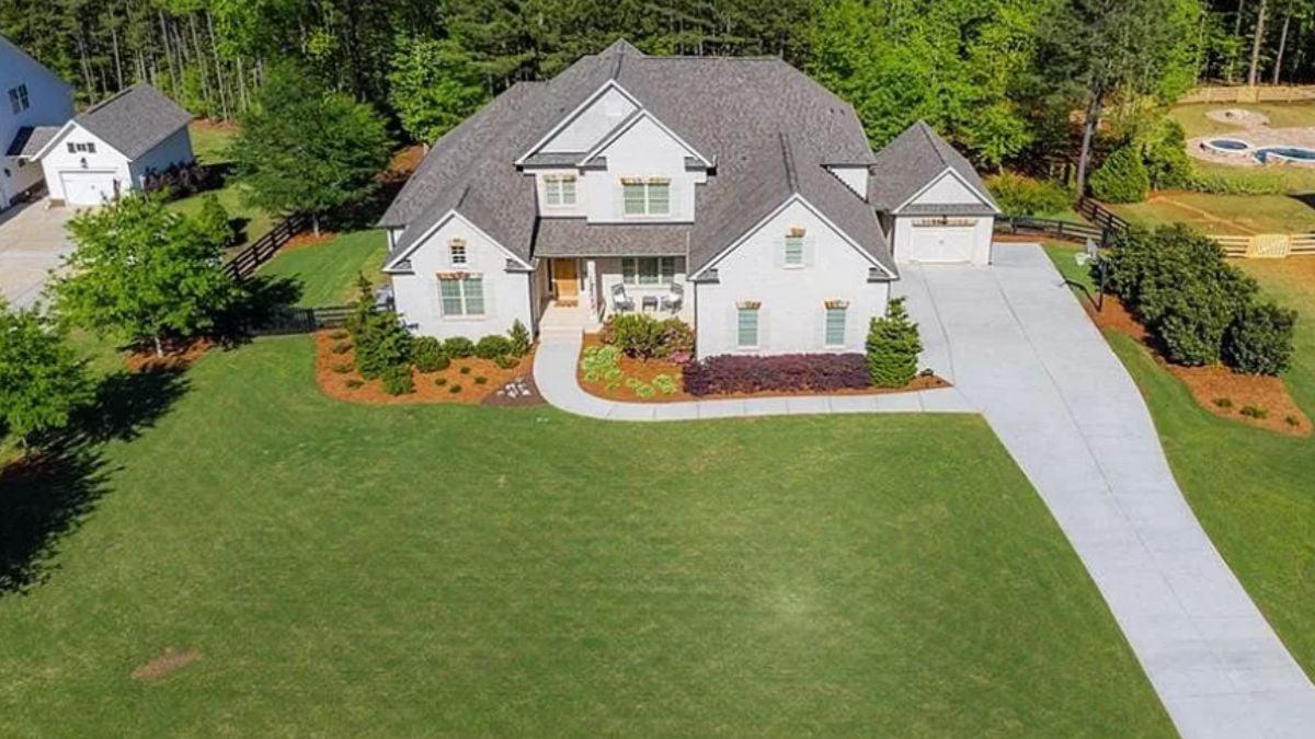 Elegant Front Facade with a Wide Driveway Drawing You In