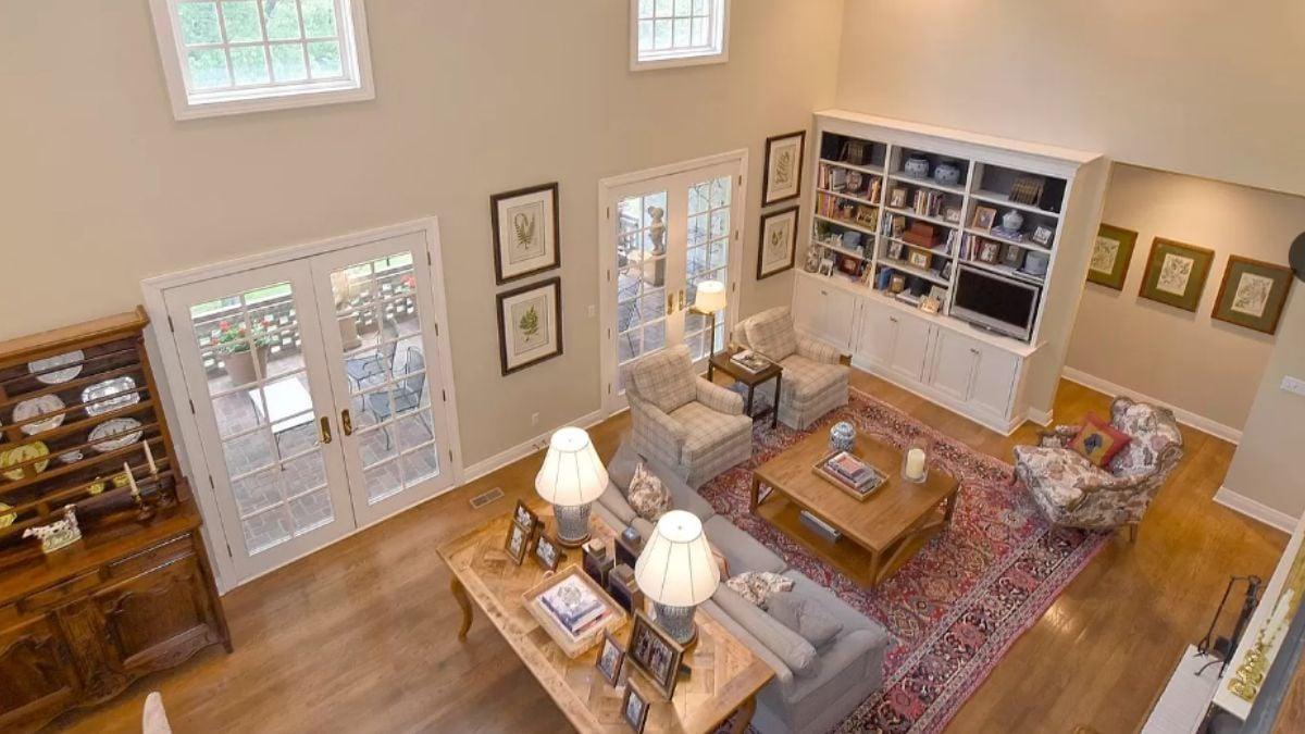 High Ceilings and a Built-in Bookcase Make This Living Room a Dream