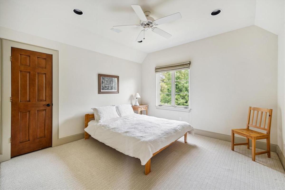 Look at the Simple Elegance of This Minimalist Bedroom
