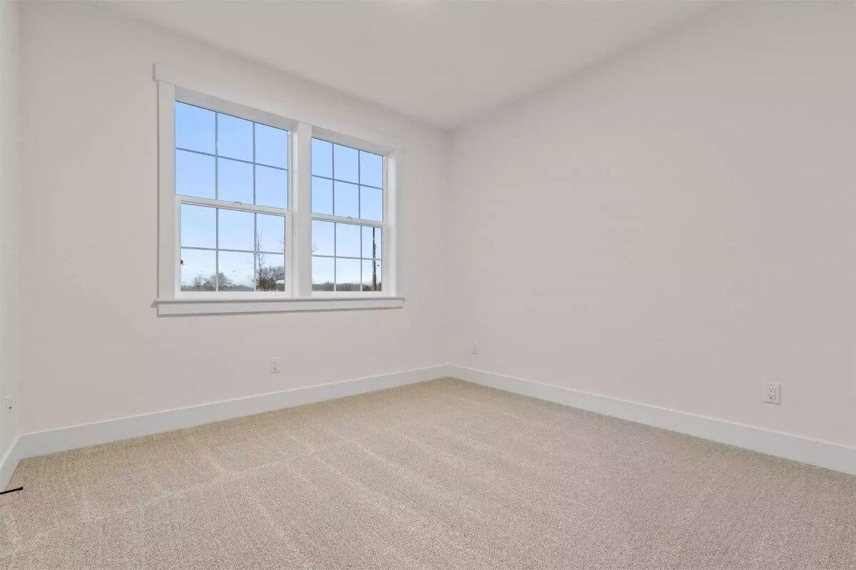 Take a Look at the Sunlight Streaming Into This Minimalist Room