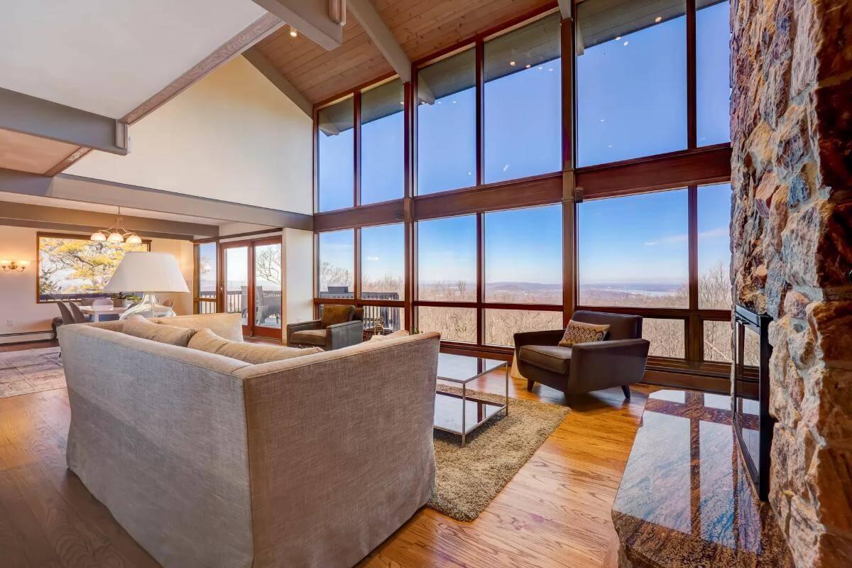 Marvel at These Floor-to-Ceiling Windows and Sweeping Views