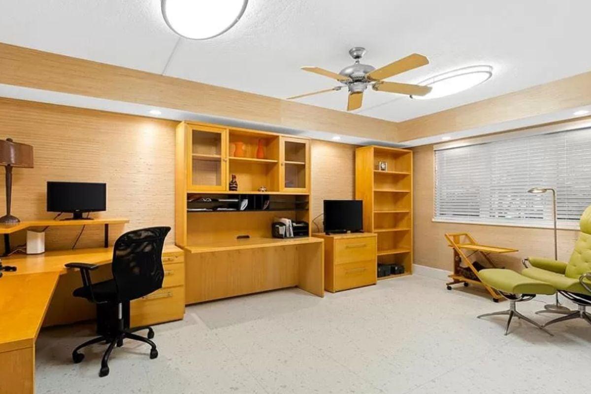 Spot the Clever Use of Wood Tones in This Bright Home Office