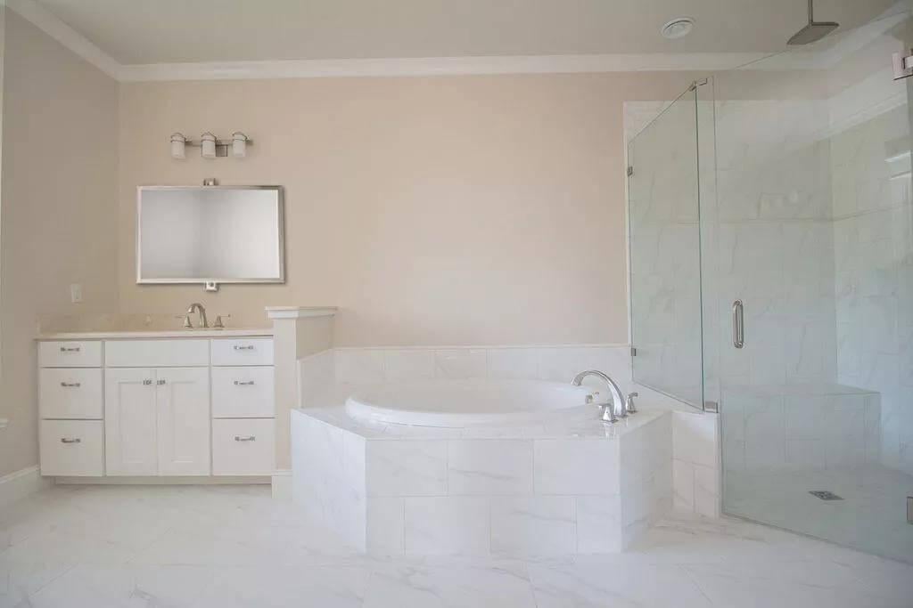 Bright Bathroom with a Relaxing Jetted Tub and Pristine Glass Shower