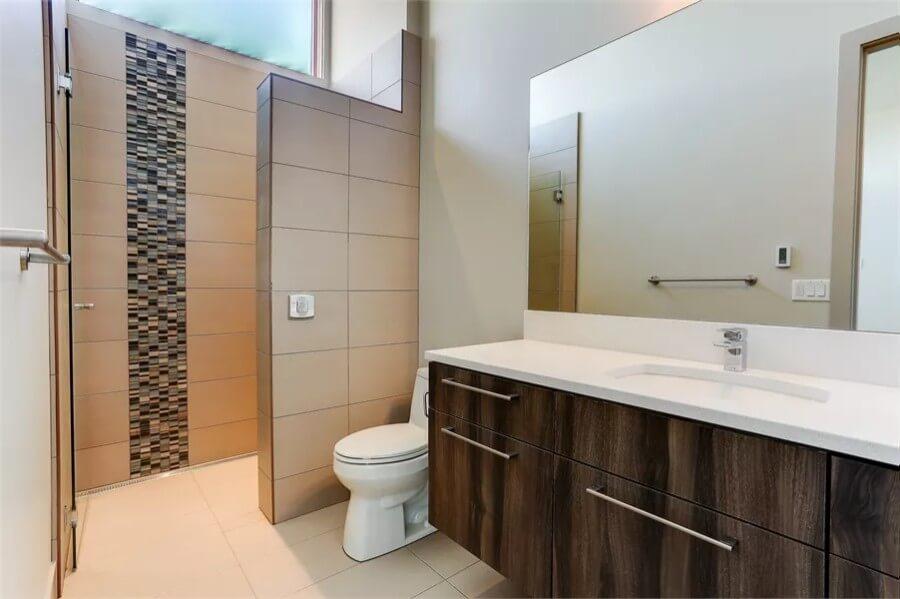 Modern Bathroom with Striking Vertical Tile Accent