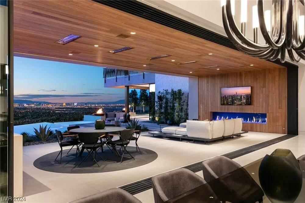 Indoor-Outdoor Living: Seamless Transition with a Spectacular View