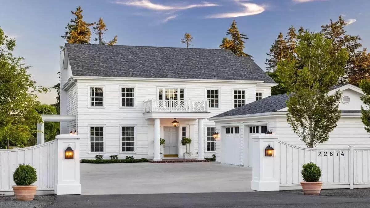 Classic Colonial Facade with Symmetrical Design and Elegant Entryway