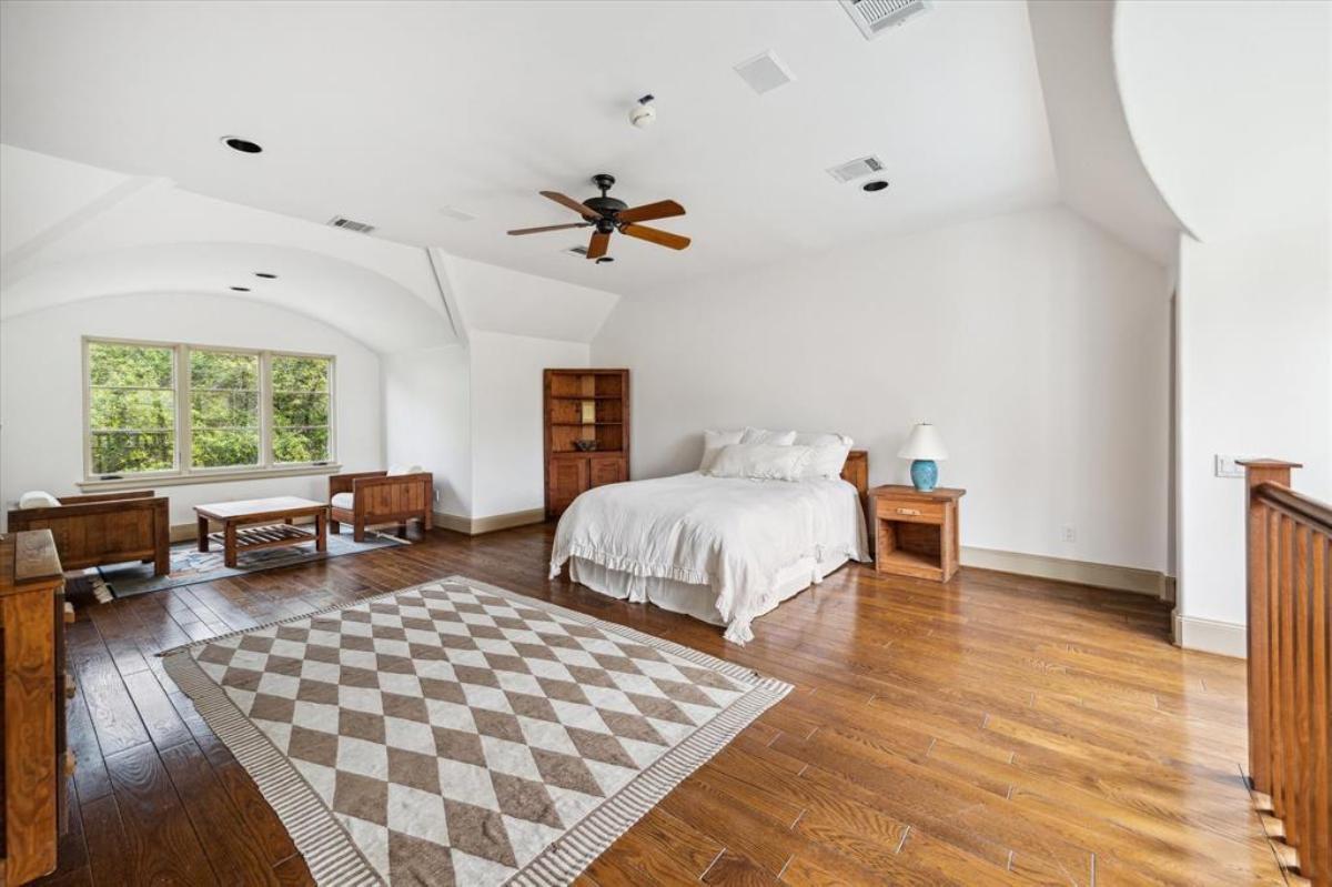 Experience the Spaciousness and Light in This Craftsman Bedroom