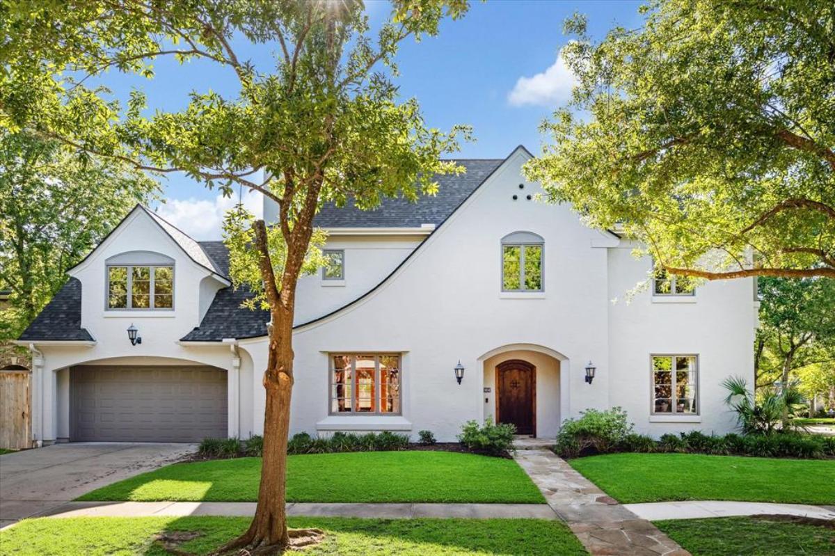Classic Craftsman Facade with Graceful Arched Entryway