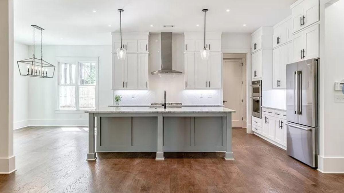 Check Out the Two-Tone Island in This Bright Kitchen