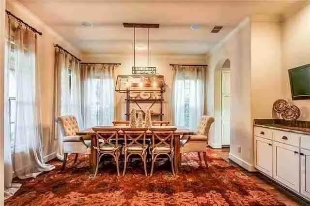 Check Out the Elegant Chandelier in This Traditional Dining Room