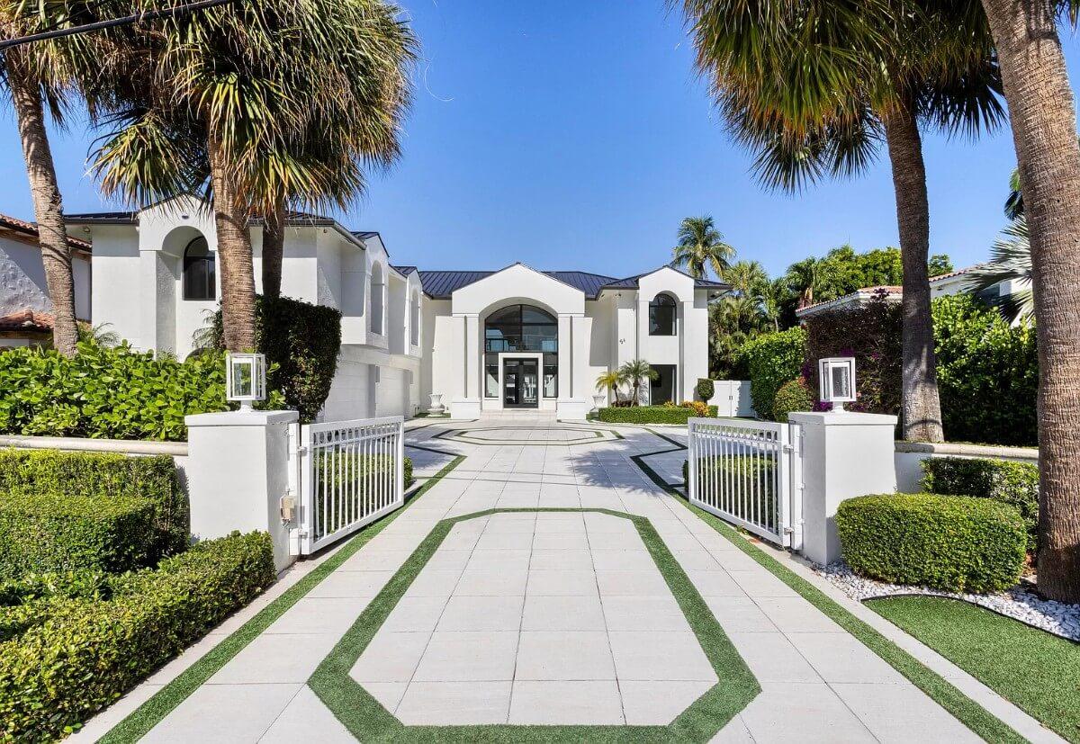 Impressive Driveway Leading to a Modern Ambiance with Lush Landscaping