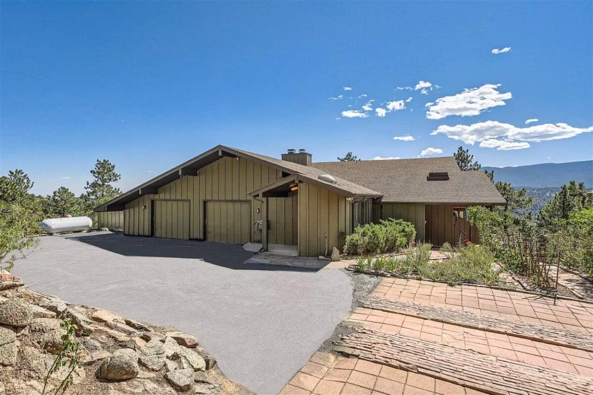 Check Out the Low-Pitched Roof on This Mid-Century Gem