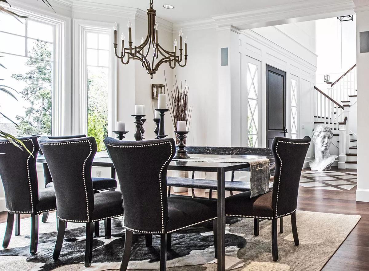 Sophisticated Dining Room Featuring a Stunning Chandelier