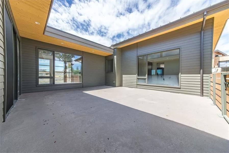 Experience the Seamless Indoor-Outdoor Flow of This Contemporary Courtyard