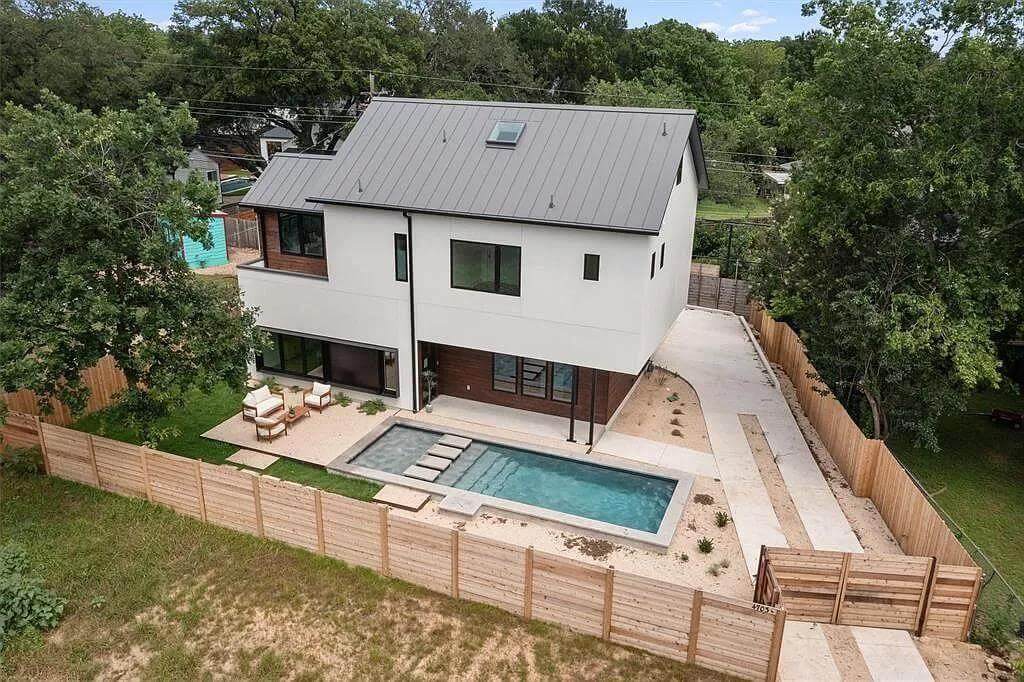 Modern Minimalist Home with a Perfectly Placed Pool
