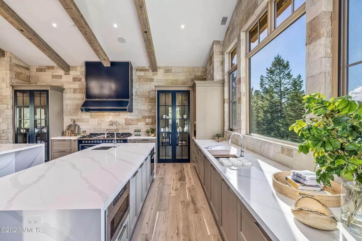 Those Floor-to-Ceiling Windows Bring the Forest Right Into This Kitchen