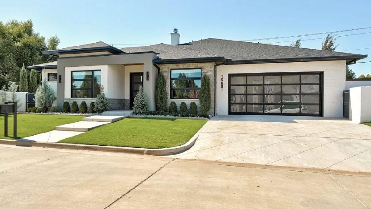 Check Out This Contemporary Facade With Sleek Windows and a Glass Garage Door