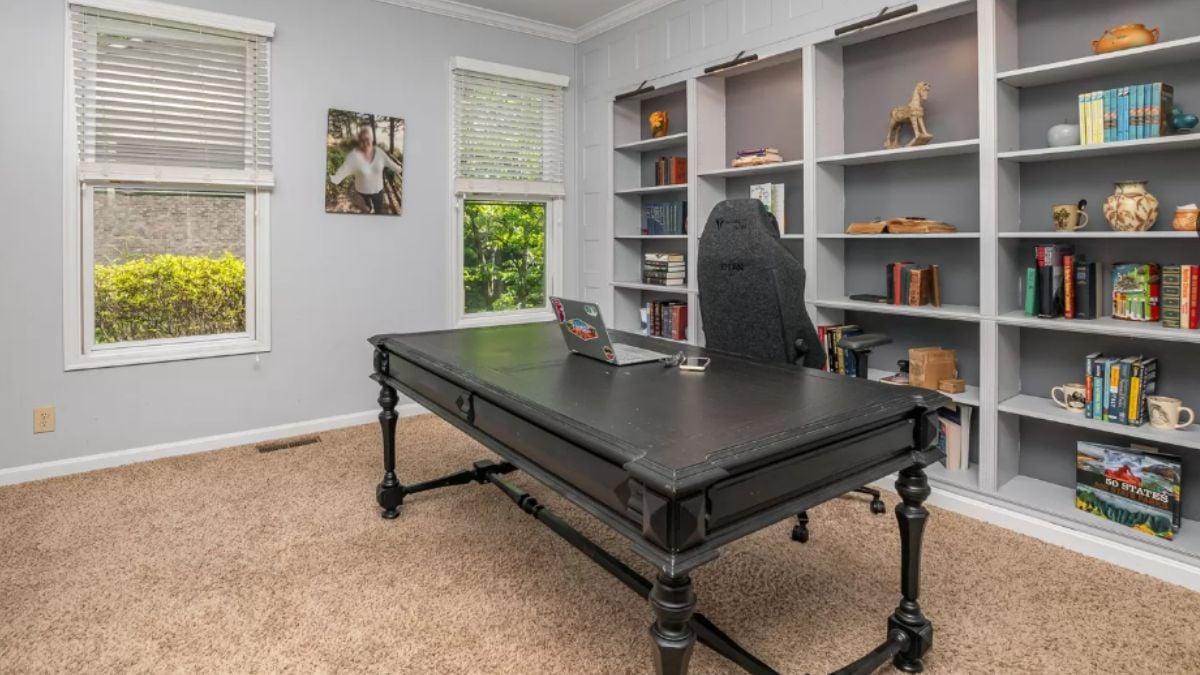 Discover the Classic Touch in This Home Office with Built-In Bookshelves