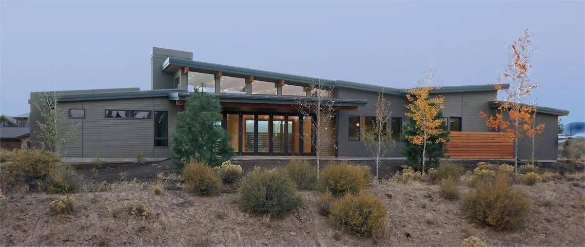 Flat Rooflines and Expansive Windows Defining a Modern Aesthetic