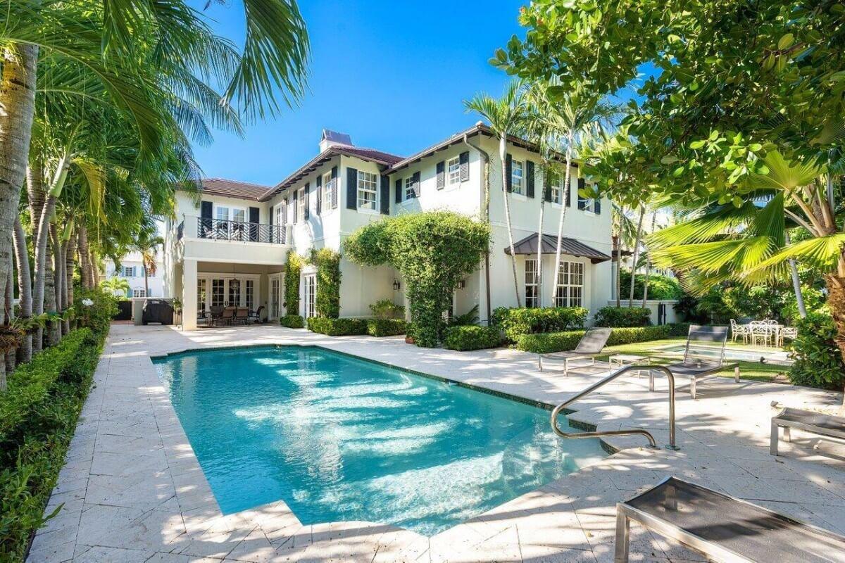 Look at the Lush Poolside Oasis Behind This Colonial Revival