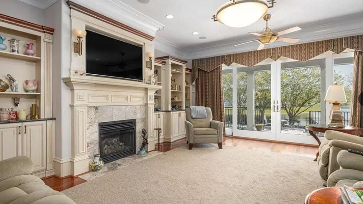 Elegant Family Room with Built-in Cabinets and a Fireplace