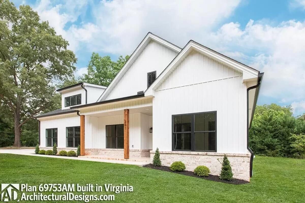 Modern Farmhouse with Crisp White Facade and Bold Window Frames