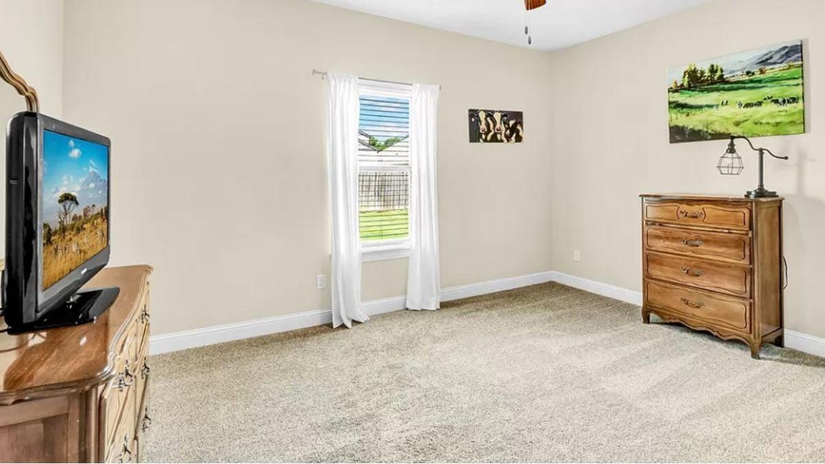Subtle Elegance in a Minimalist Spare Room