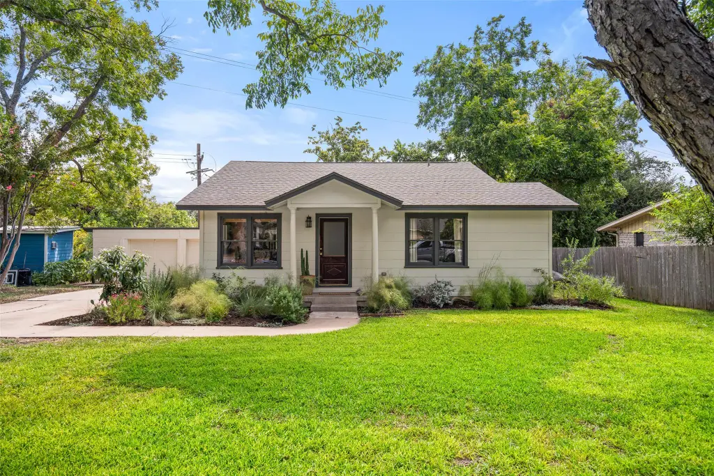Cottage-Style 2-Bedroom Home with Open-Concept Layout and Bonus Room (1,433 Sq. Ft. Floor Plan)
