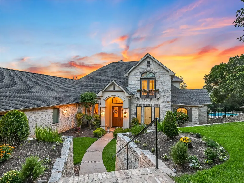 4-Bedroom Hill Country Home with Bonus Room and 3-Car Garage (4,568 Sq. Ft. Floor Plan)