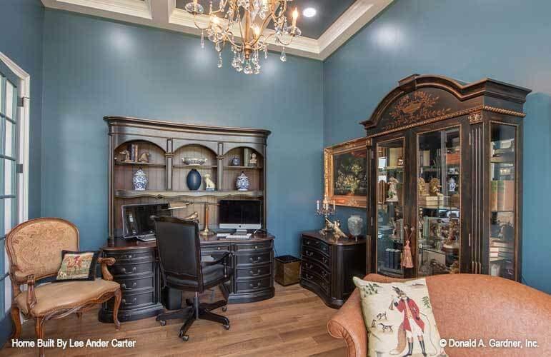 Explore the Vintage Elegance of This Craftsman Home Office