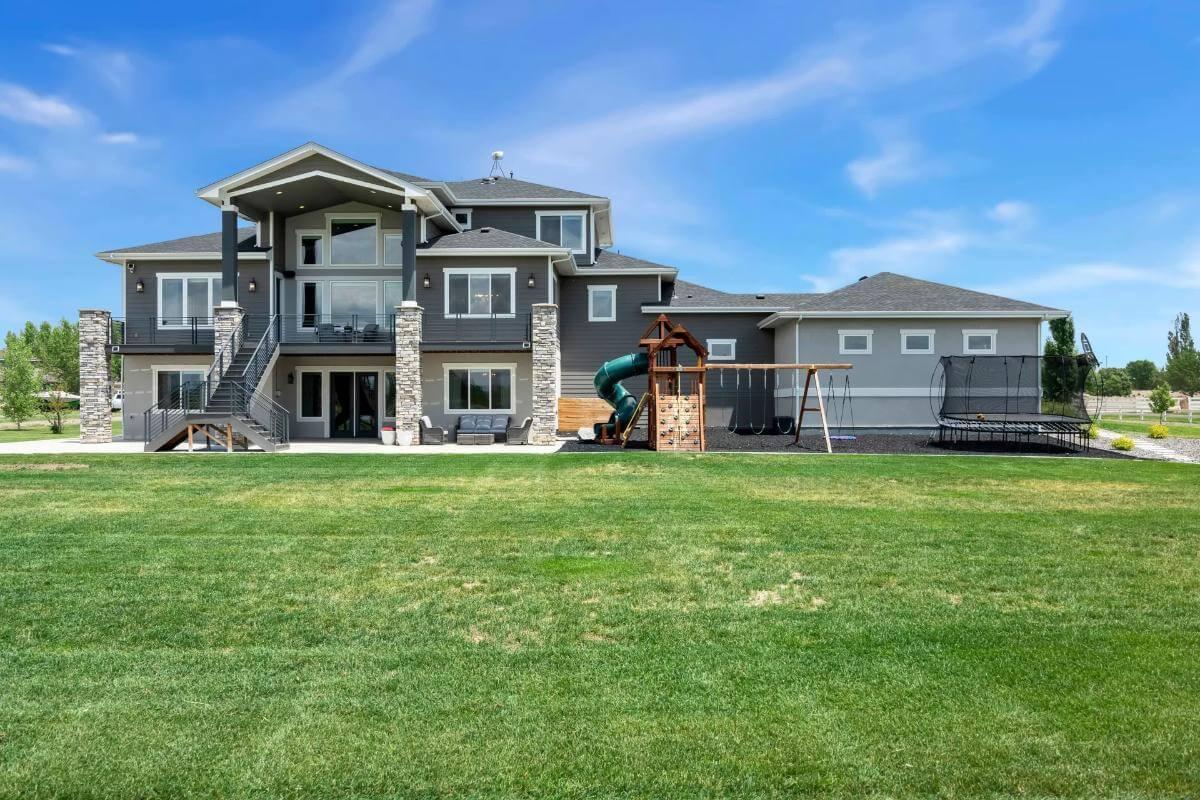 Explore the Expansive Backyard with Playful Features