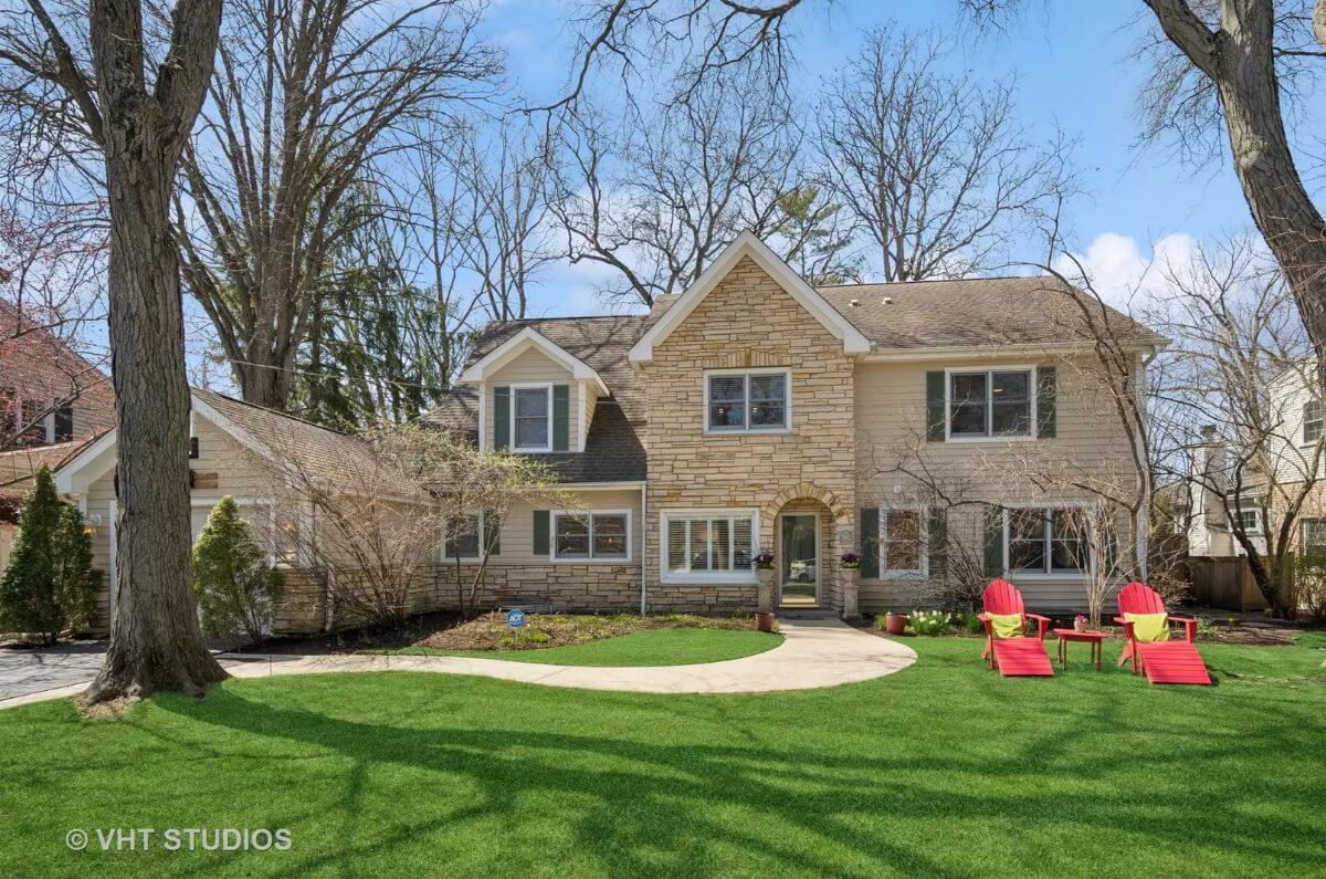 Traditional-Style 5-Bedroom Home with Wet Bar and Bonus Room (3,274 Sq. Ft. Floor Plan)