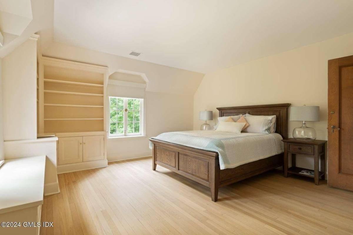 Check Out the Built-in Shelves in This Tranquil Bedroom