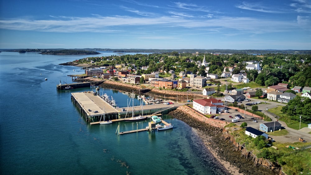 15 Northeastern Coastal Towns Where the Atlantic Ocean Comes Alive Along the Shoreline