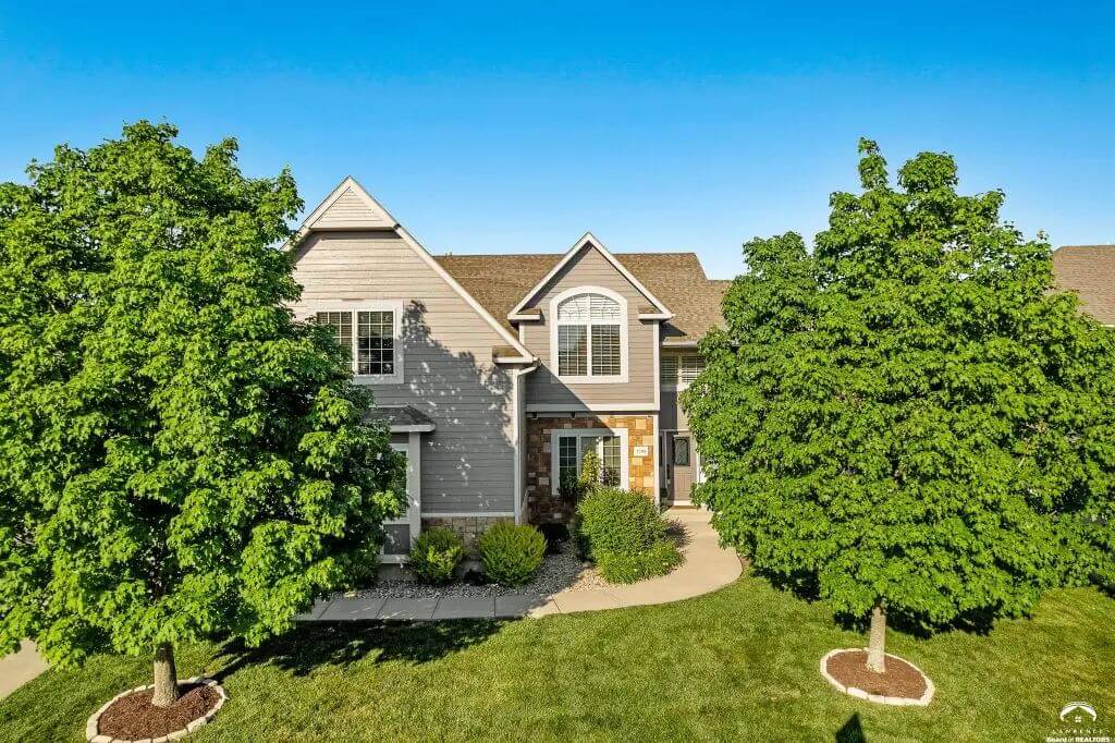 Modern 6-Bedroom Traditional Home with Wet Bar and Oversized Garage (Floor Plan)