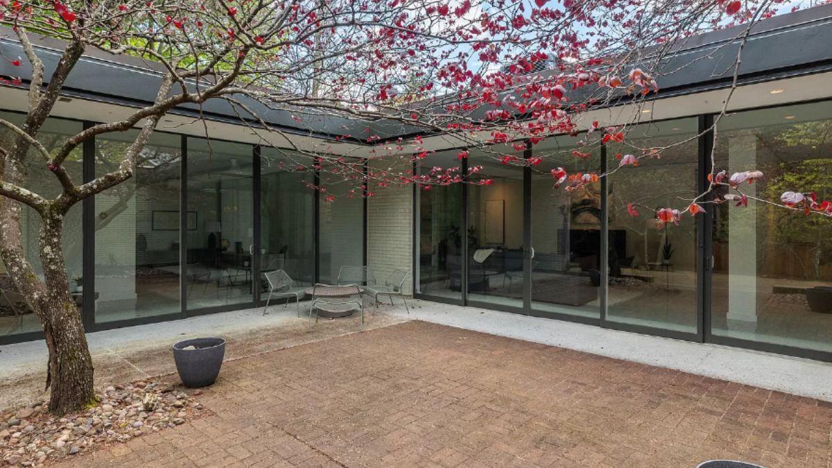 Look at These Expansive Glass Walls in the Courtyard