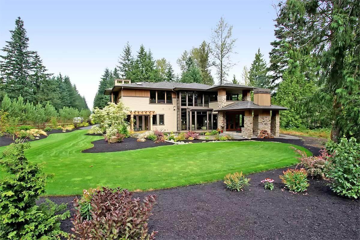 Seamless Indoor-Outdoor Living with Stone Details in This Craftsman Home