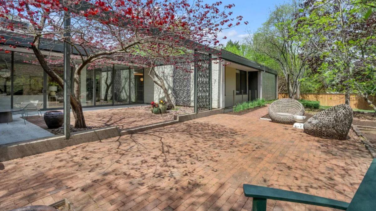 Enjoy the Harmony of Brick and Nature in This Courtyard