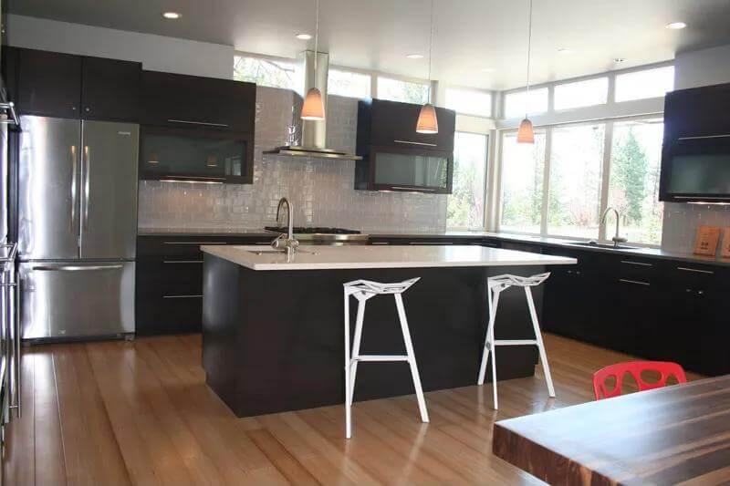 Check Out the Sleek Island and Dramatic Cabinetry in This Kitchen