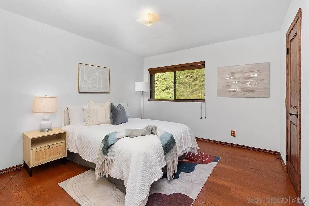 Take a Look at the Warm Tones in This Minimalist Bedroom