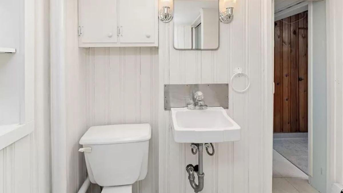 Check Out This Compact Bathroom