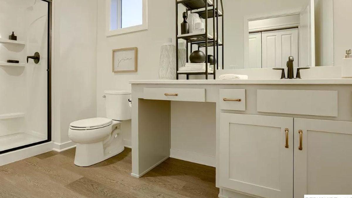 Discover the Practical Elegance of This Modern Bathroom Vanity