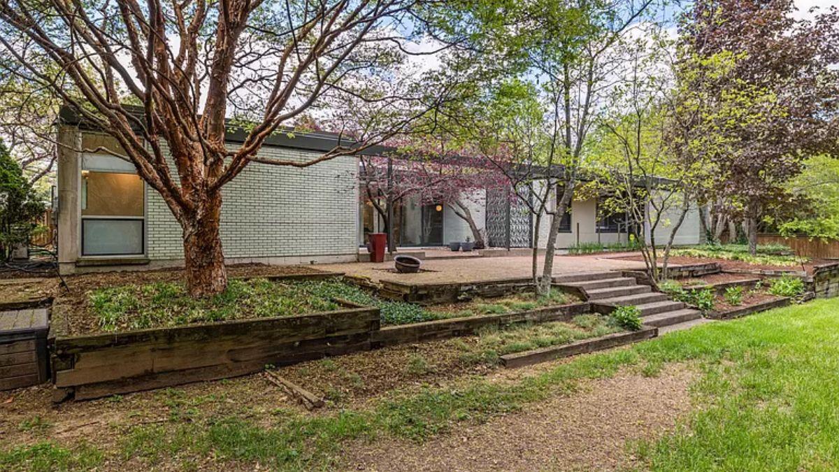 Discover the Tranquility of This Private Backyard Terrace