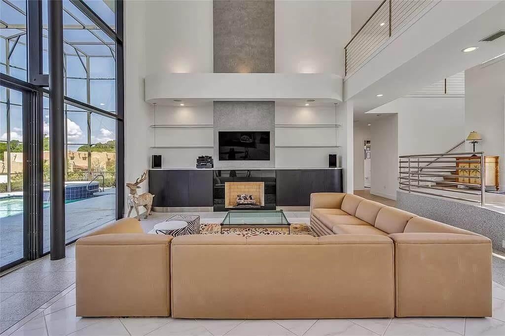 Check Out the Expansive Glass Walls in This Modern Living Space