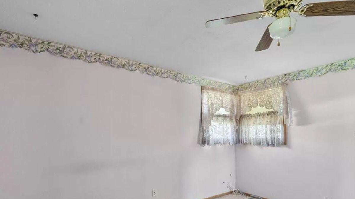 Spot the Retro Ceiling Fan Paired with a Floral Border
