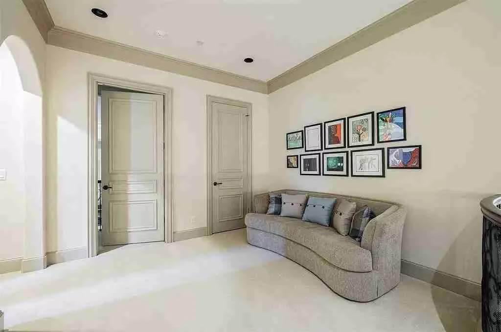 Artful Hallway Nook Perfect for a Quiet Moment
