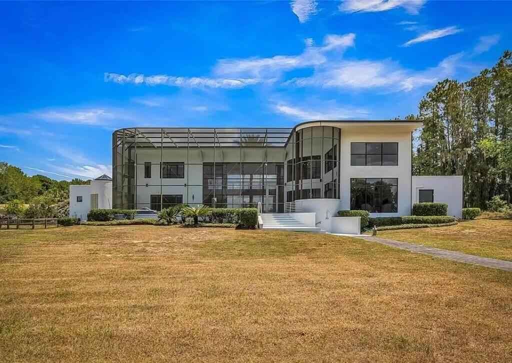 Modern Marvel: Check Out the Expansive Screened Facade