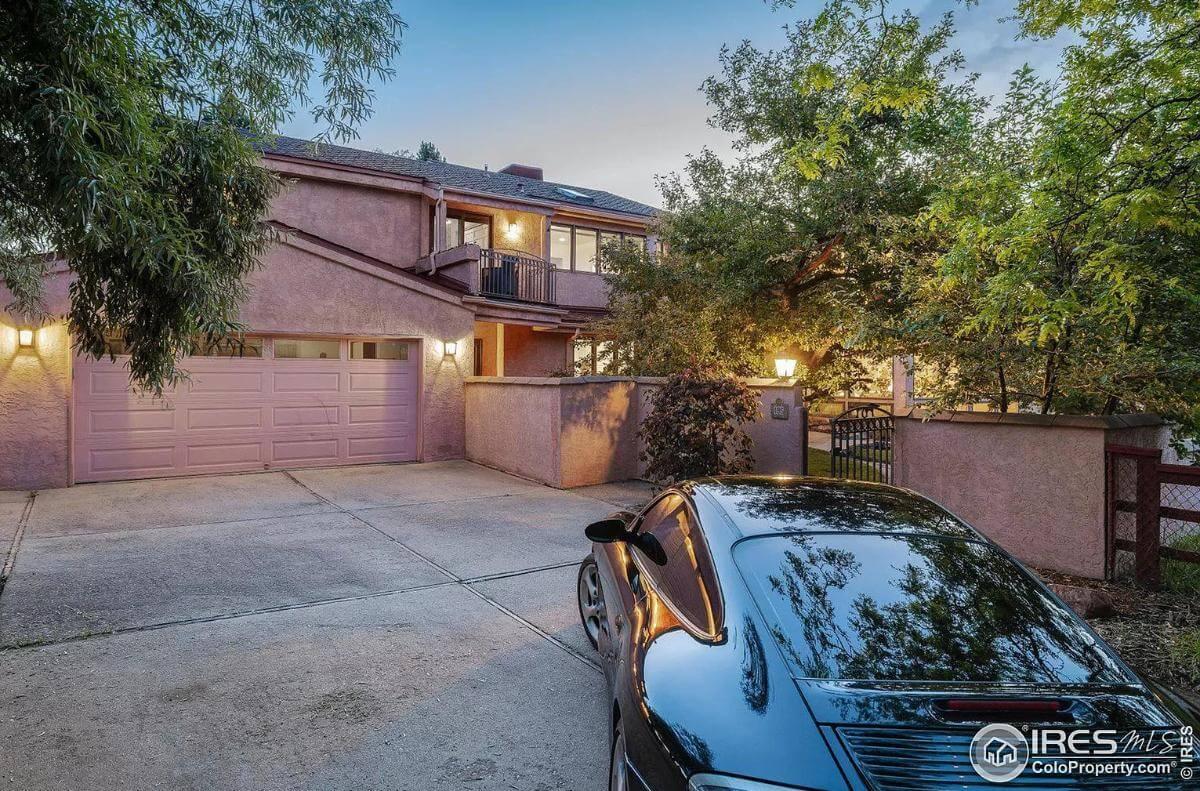 Twilight Harmony: Stucco Facade and Verdant Surroundings